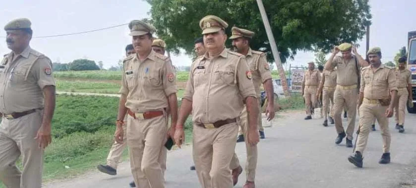 मामौर गांव में पुलिस व पीएसी बल ने निकाला पैदल मार्च