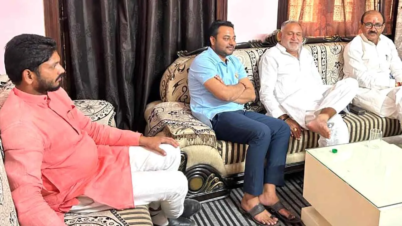पूर्व भाजपा सांसद ने कैम्प कार्यालय पर सुनी जनसमस्याएं