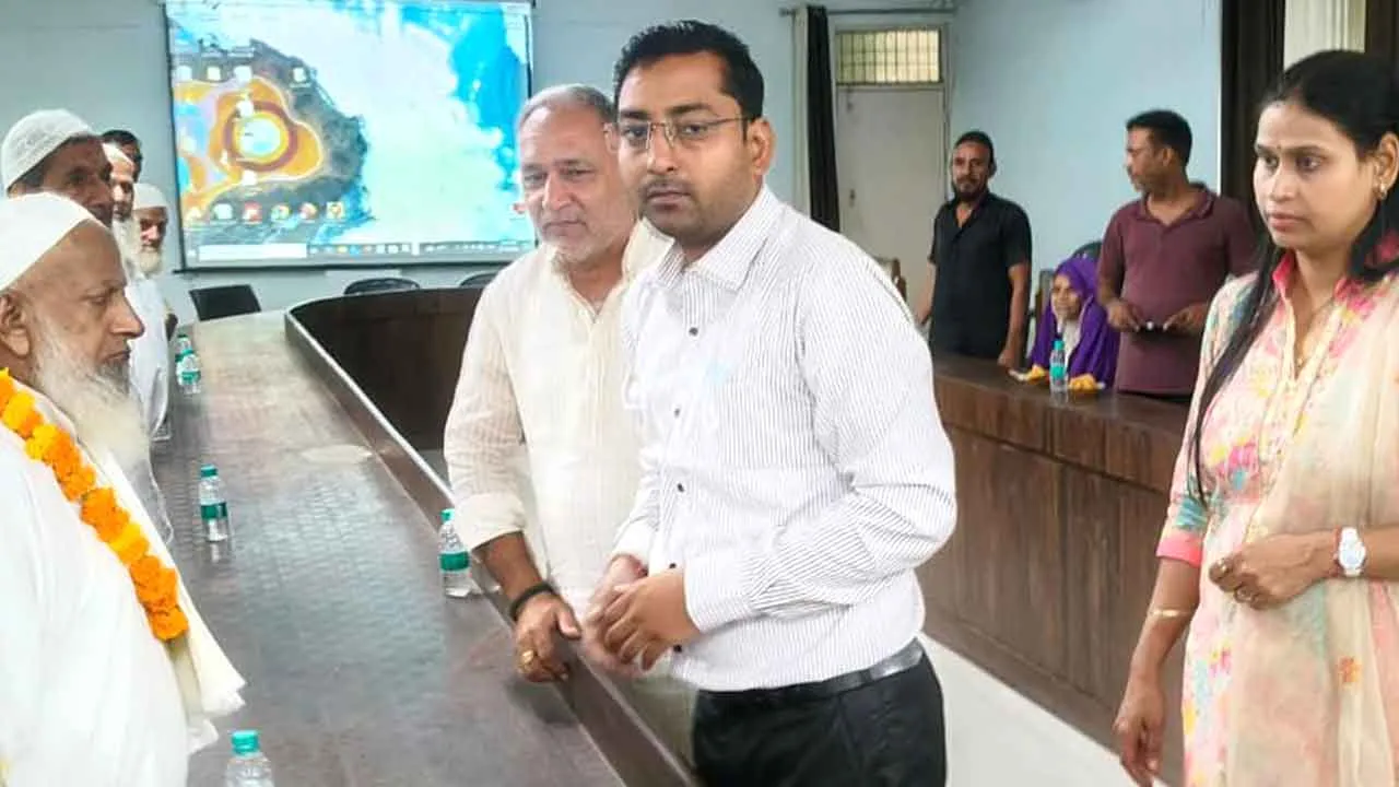 पुष्प मालाएं पहनाकर लोकतंत्र सेनानियों को किया सम्मानित