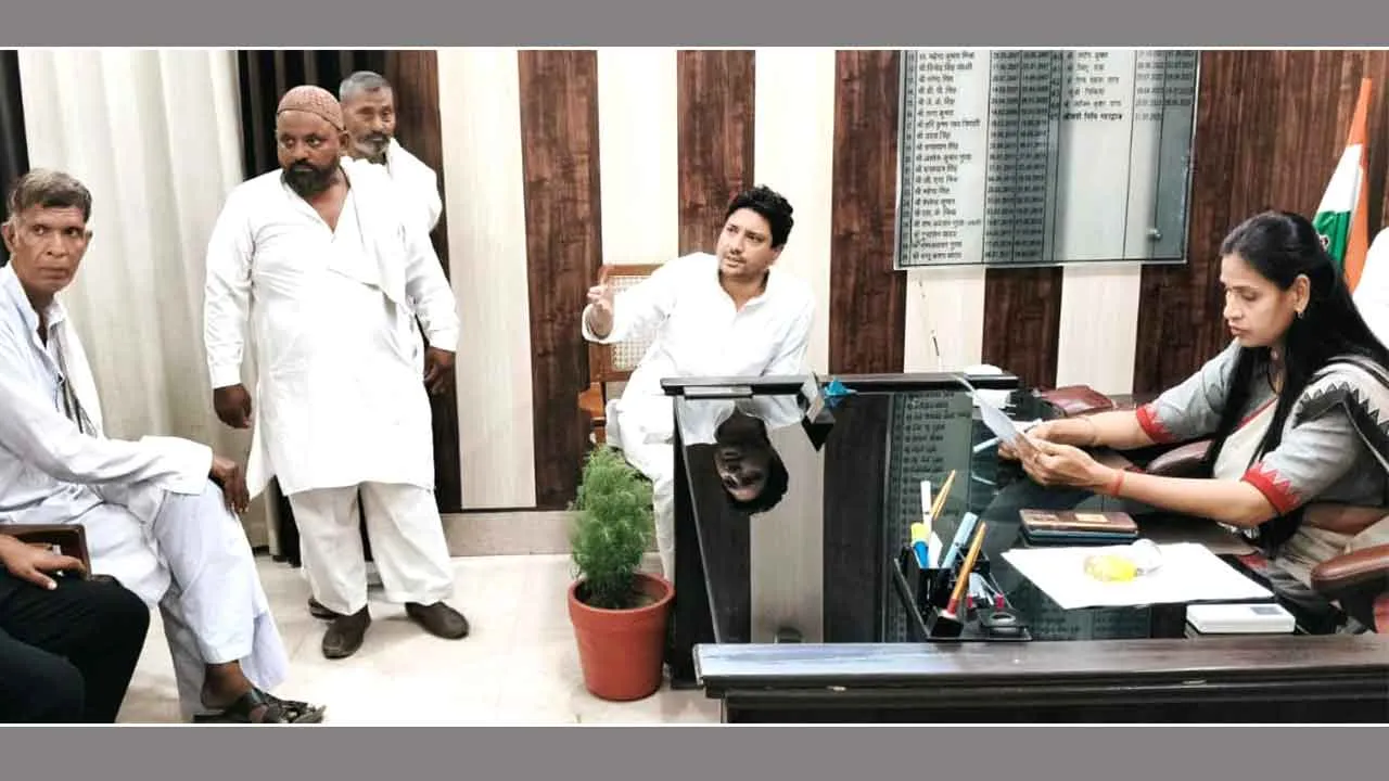 ग्रामीणों के साथ एसडीएम से मिले सपा विधायक नाहिद हसन