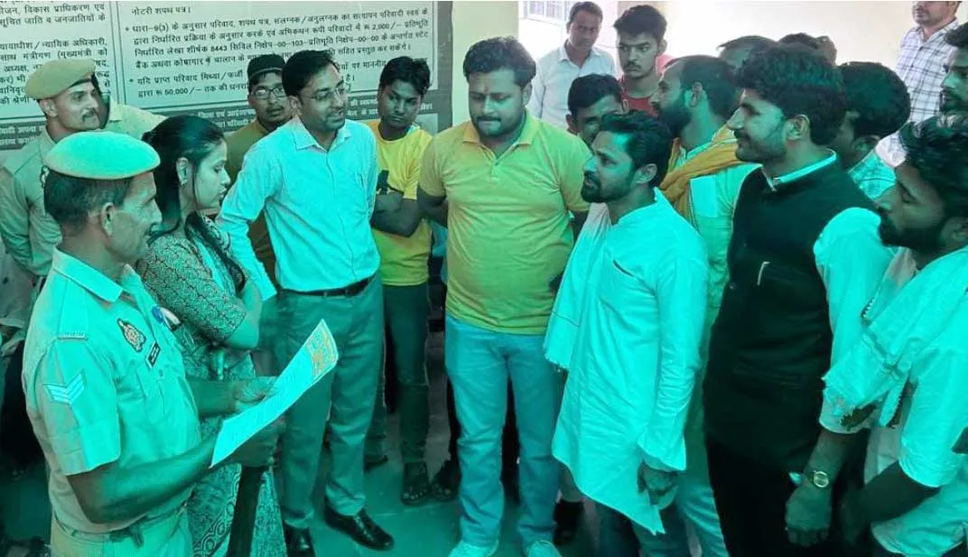 एसडीएम के व्यवहार से बिफरे हिन्दू संगठन के कार्यकर्ता, धरना-प्रदर्शन