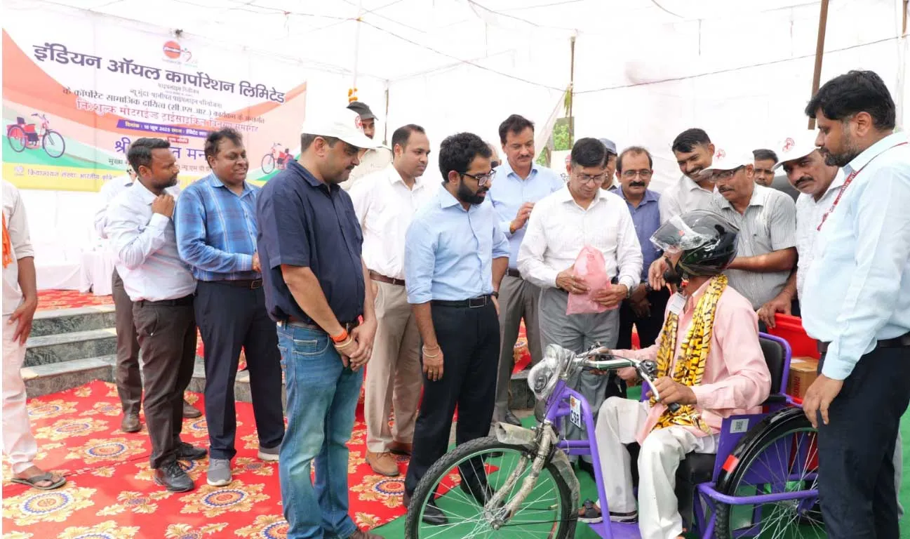 रेडक्राॅस ने दिव्यांगजनों को भेंट करी 70 मोटर ट्राई-साईकिल