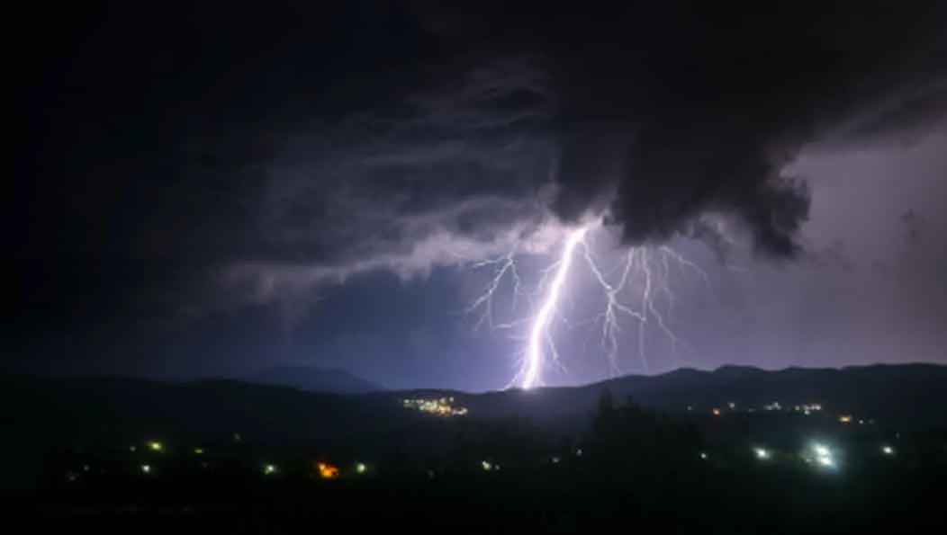 Lightning Strikes: आकाशीय बिजली गिरने से गांव में पसरा मातम, एक ही परिवार के चार सदस्य बने ग्रास