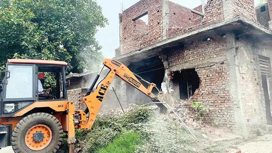 पुलिस व एमसी ने तीन नशा तस्करों की जायदाद को किया जमींदोज