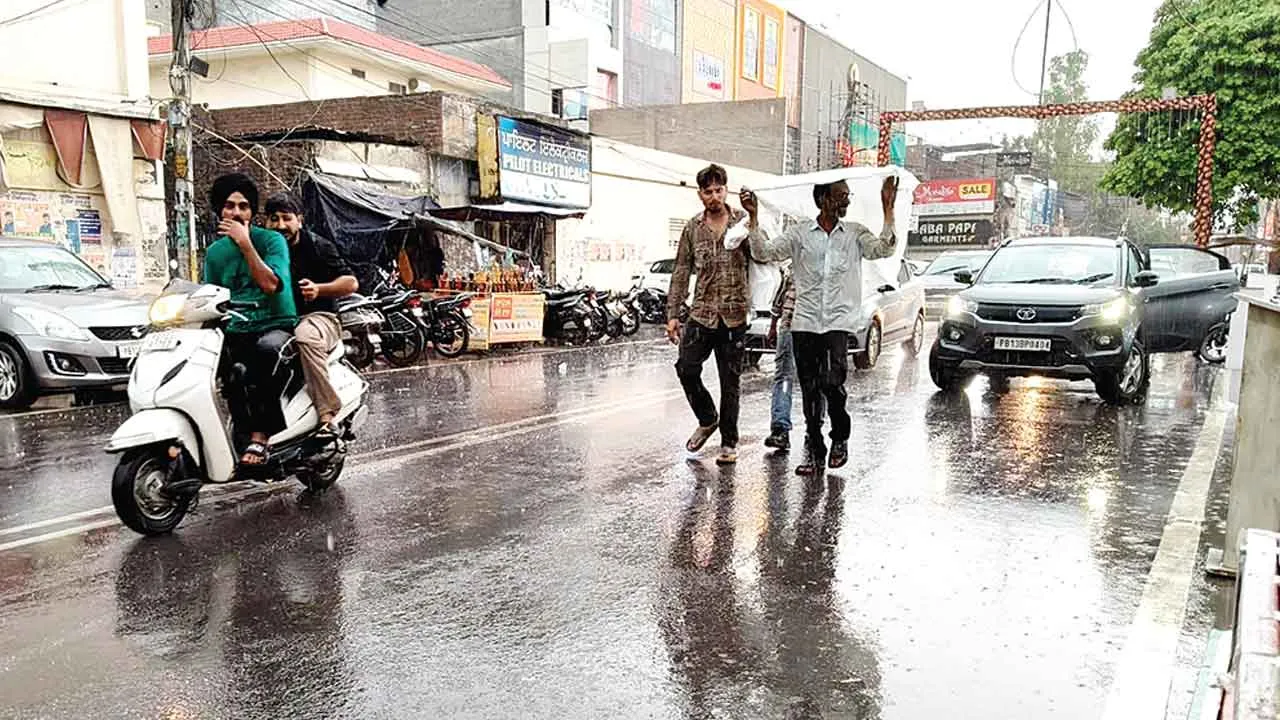Rain: बारिश ने बदला मौसम का मिजाज, गर्मी से मिली राहत