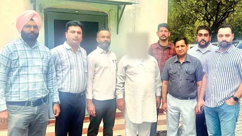 Bribe: विजिलेंस ने 20,000 रुपये की रिश्वत लेता डीईओ कार्यालय का क्लर्क दबोचा