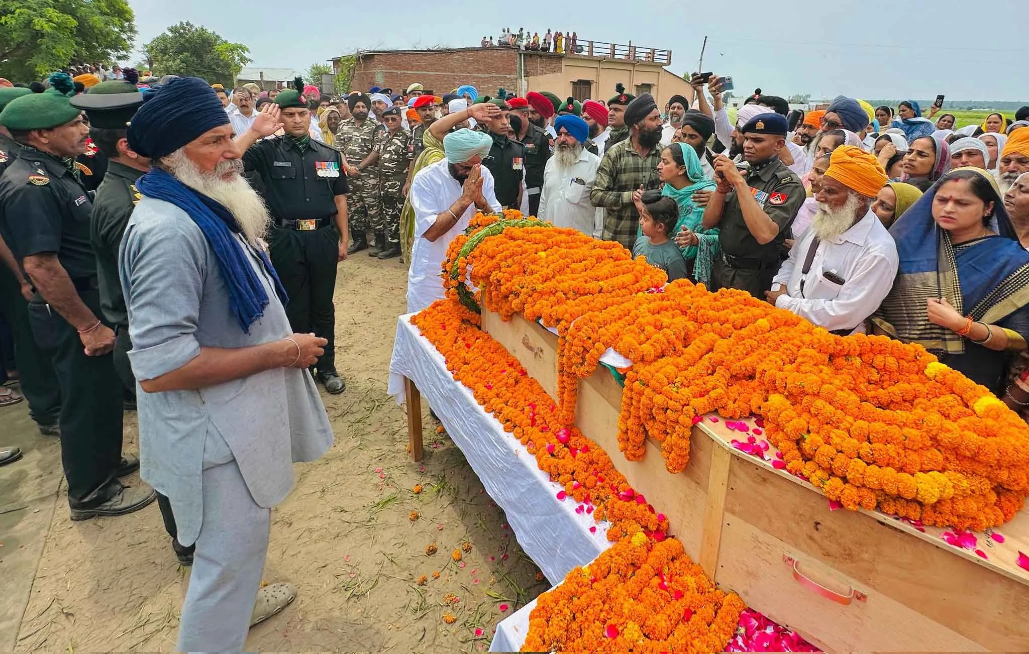 Martyr Lakhwinder Singh: तिरंगे में लिपटी देह, बिलखते परिजन और गूंजते जयघोष! मां-पिता बदहवास, गांव का हर व्यक्ति शोकाकुल