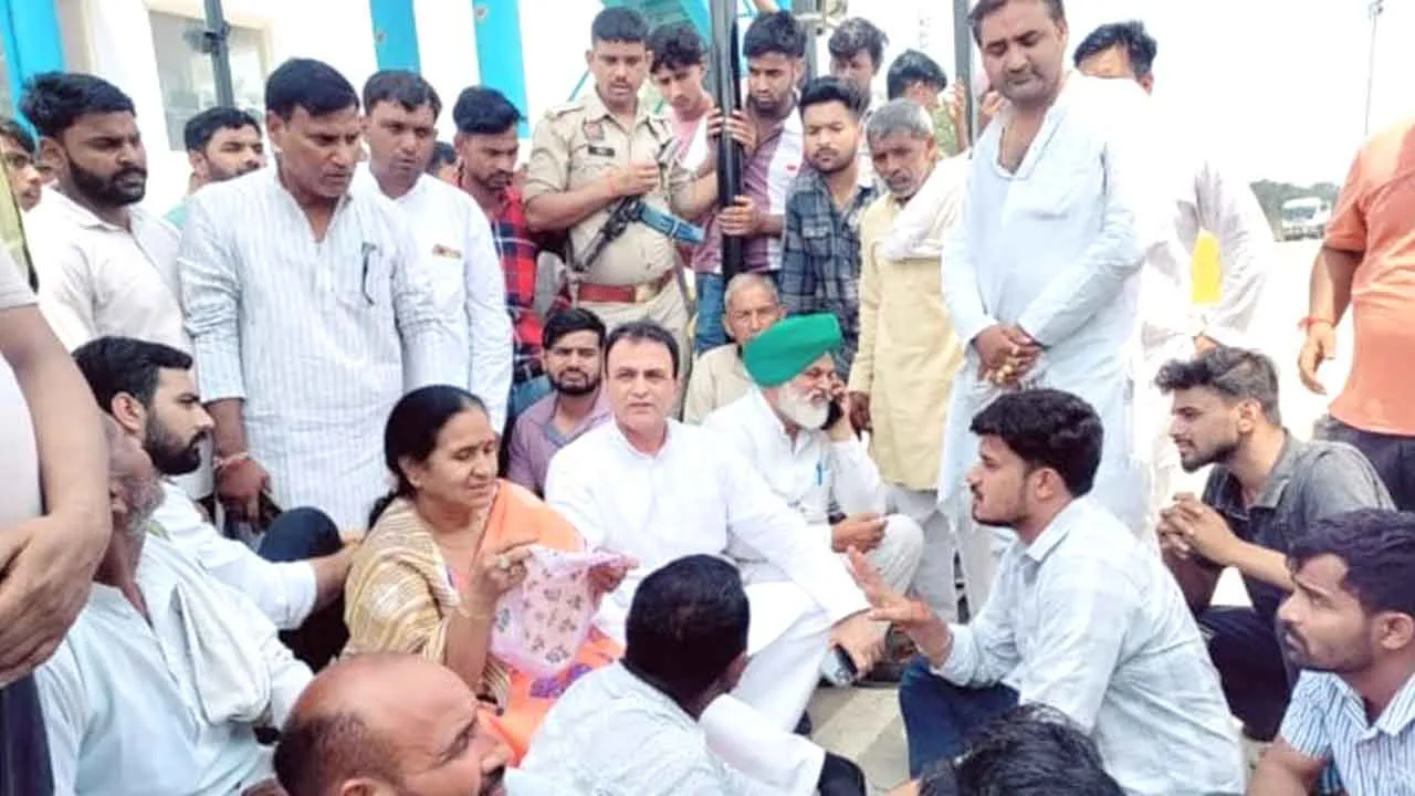 विधायक मिथलेश पाल और पूर्व मंत्री योगराज सिंह ने टोल मैनेजर से की तीखी बहस