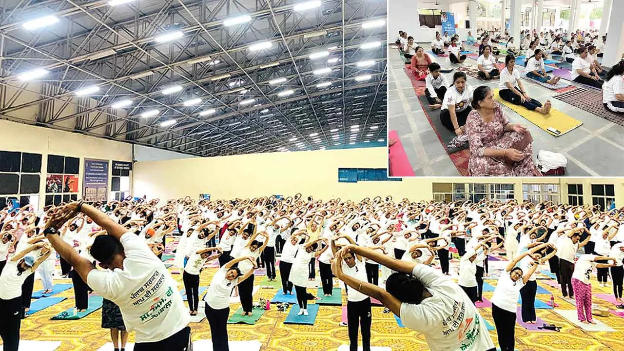 International Yoga Day: मोहाली में 33 जगहों पर 12210 लोगों ने किया ‘योग’