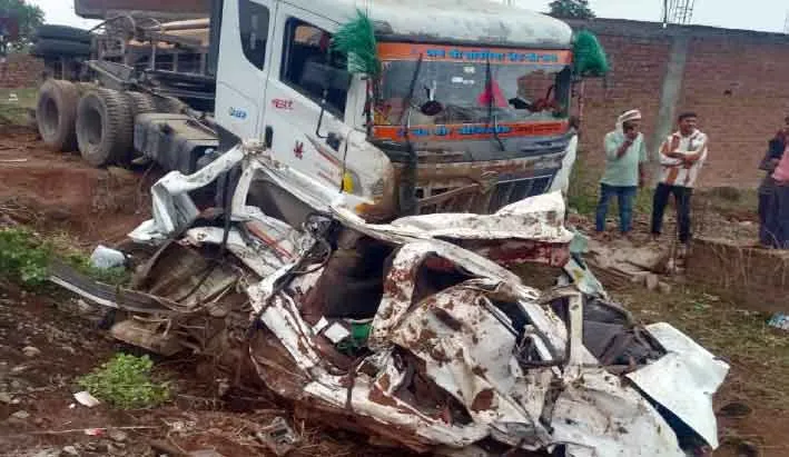 Madhya Pradesh Accident: एमपी में बड़ा सड़क हादसा, कार पर पलटा ट्राला, 9 की दर्दनाक मौत
