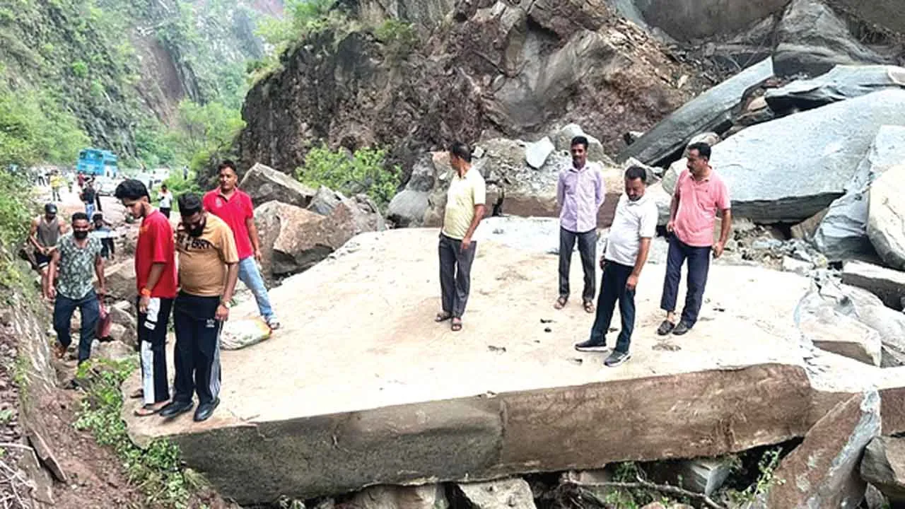 Landslide: रणजीत सागर बांध प्रोजेक्ट रोड पर भी भूस्खलन, आवागमन ठप