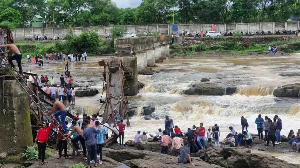 Pune Bridge collapses: पुणे में पुल ढहा, 4 डूबे, तलाश जारी