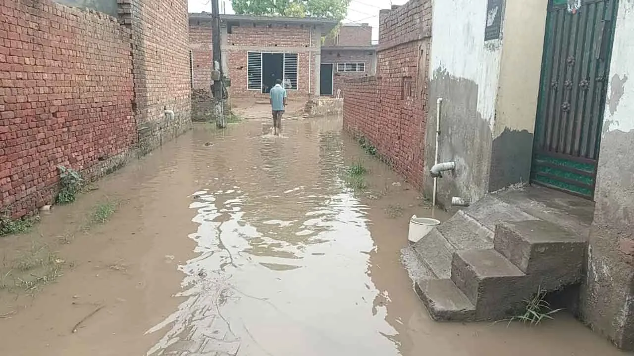 पानी निकासी न होने से घरों में घुस रहा पानी
