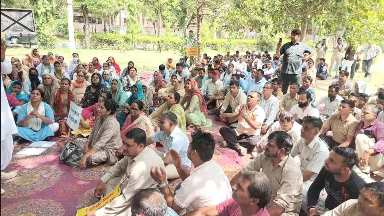 Contract Employees of PGI: पीजीआई के 1000 अनुबंधित कर्मचारी अनिश्चितकालीन हड़ताल पर, मरीज परेशान