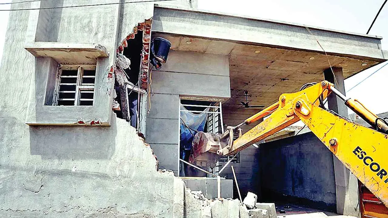 Bulldozer Action: नशा तस्करों पर बड़ी कार्रवाई, राम नगर बस्ती में अवैध निर्माण ध्वस्त