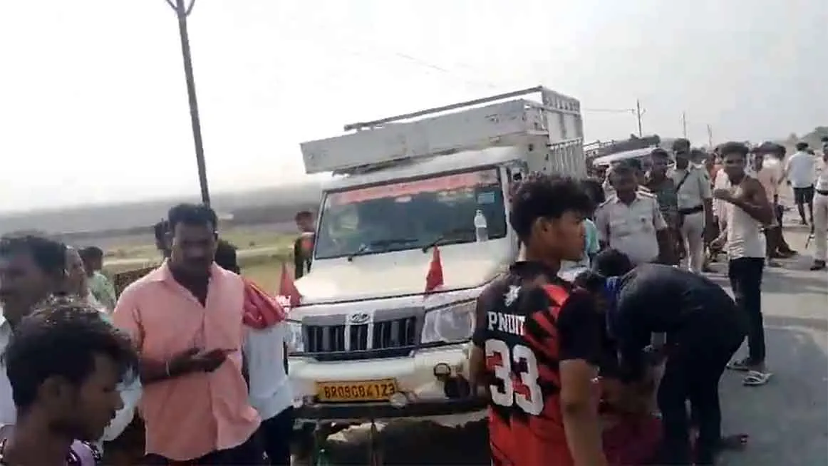 Saran Road Accident: सारण में तेज रफ्तार पिकअप पलटने से चार लोगों की दर्दनाक मौत