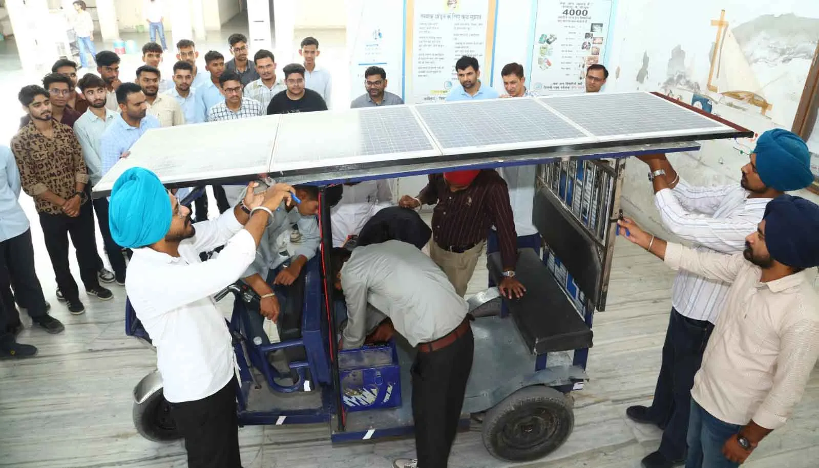 Student made solar e-rickshaw: राजकीय पॉलिटेक्निक कॉलेज के स्टूडेंट ने बनाया सोलर ऊर्जा से चलने वाला ई-रिक्शा