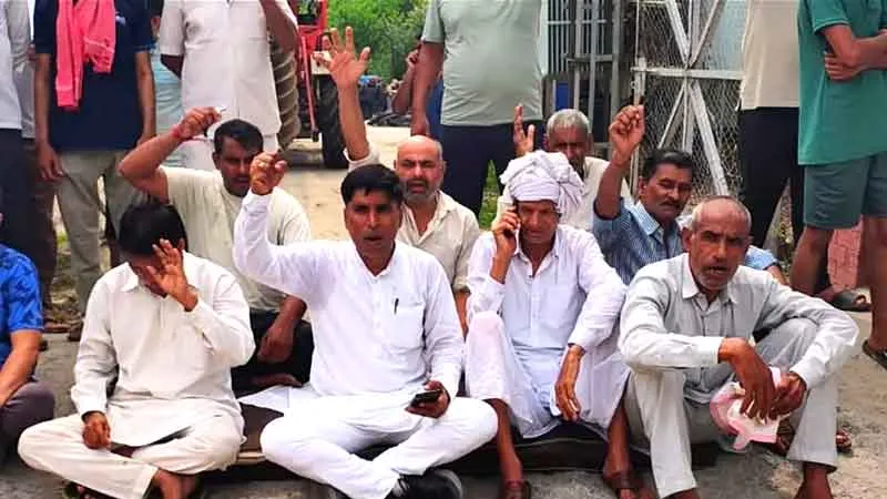 पावर हाउस के बाहर लोगों का धरना, 5 दिन में कार्रवाई का दिया आश्वासन
