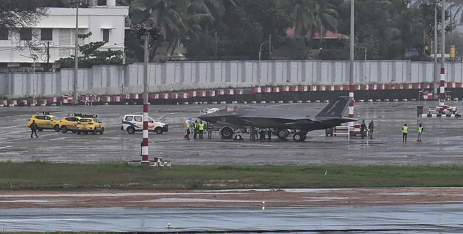 Thiruvananthapuram Airport: यू.के. नौसेना के लड़ाकू विमान की तिरुवनंतपुरम हवाई अड्डे पर आपातकालीन लैंडिंग!
