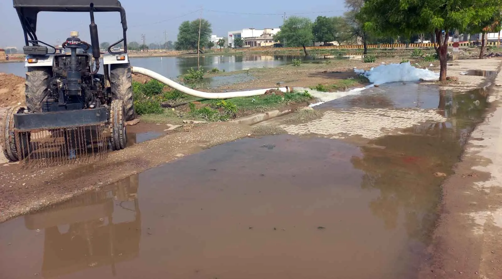 दूसरे दिन भी बरसाती पानी की निकासी में जुटे रहे नगर परिषद कर्मचारी