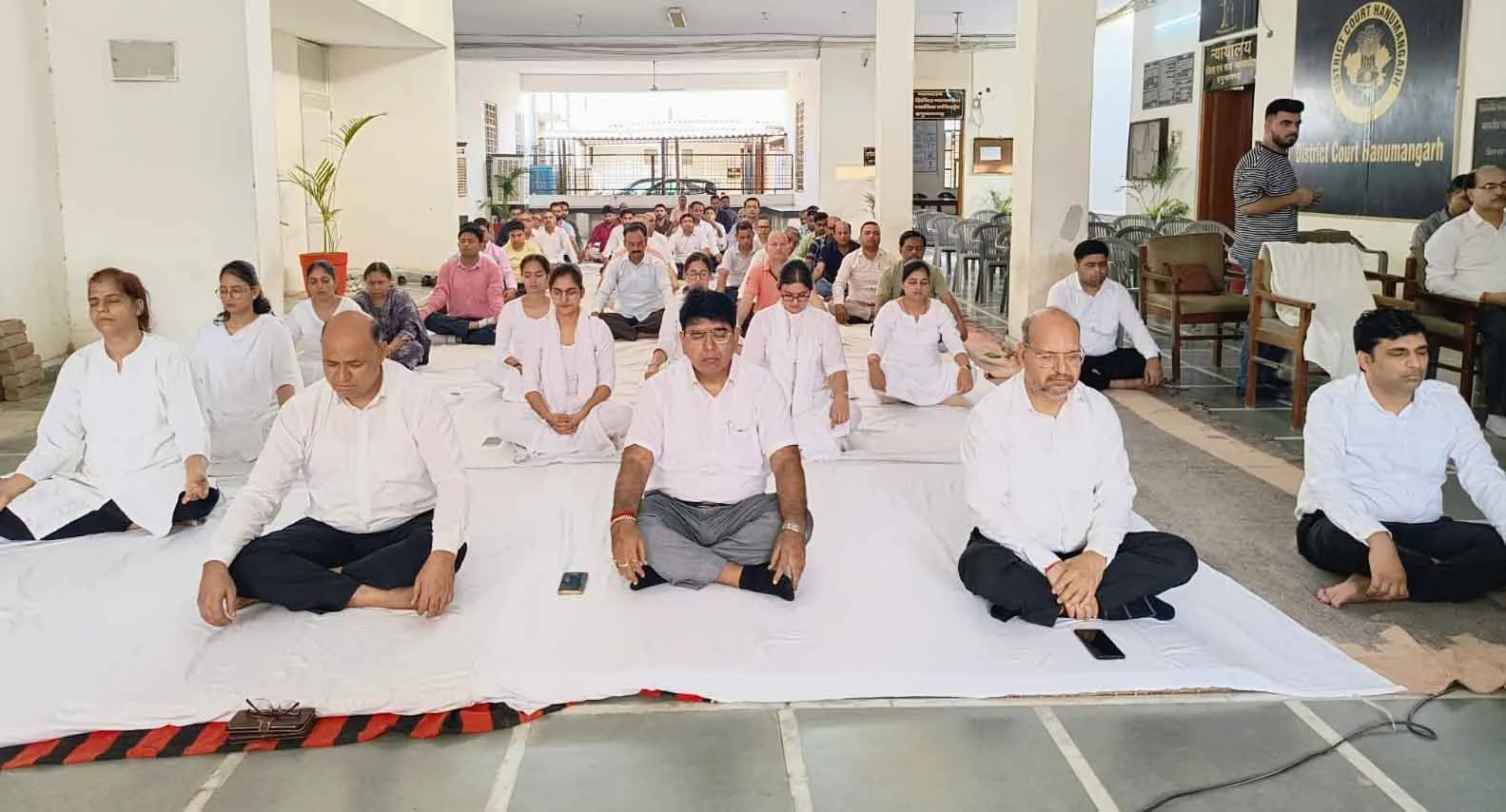 न्यायिक अधिकारियों व कर्मचारियों ने किया योग