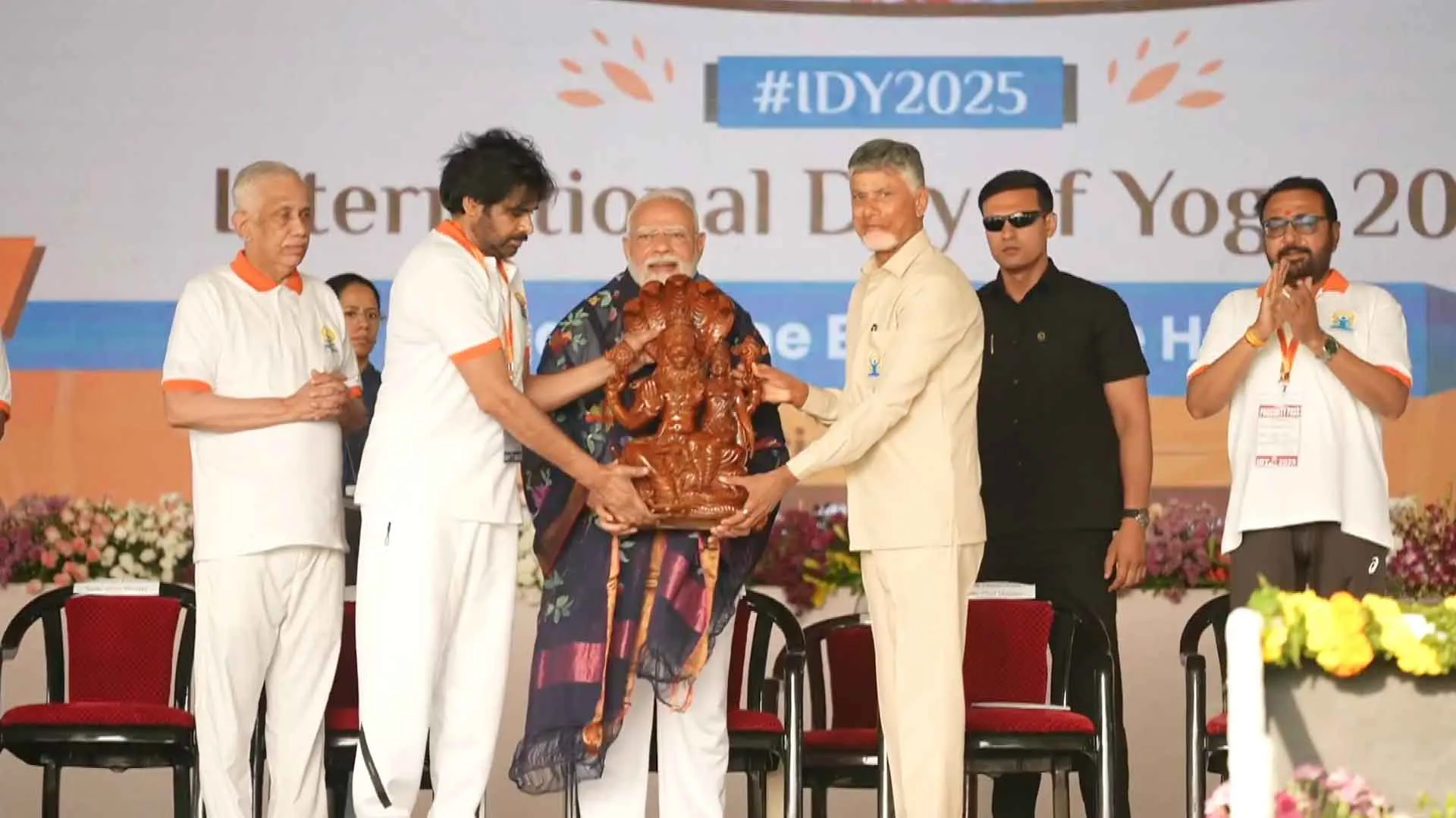 Yogandhra 2025: ‘योगांध्र 2025’ ने बनाया विश्व रिकॉर्ड, प्रधानमंत्री मोदी हुए खुश!