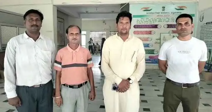 आनन्द विहार कॉलोनी के वाशिंदों ने जिला कलक्टर से मिलकर की रास्ता व मुआवजा दिलवाने की मांग