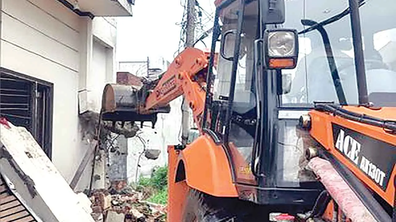 Bulldozer Action: अमृतसर में नशा तस्कर का अवैध मकान गिराया