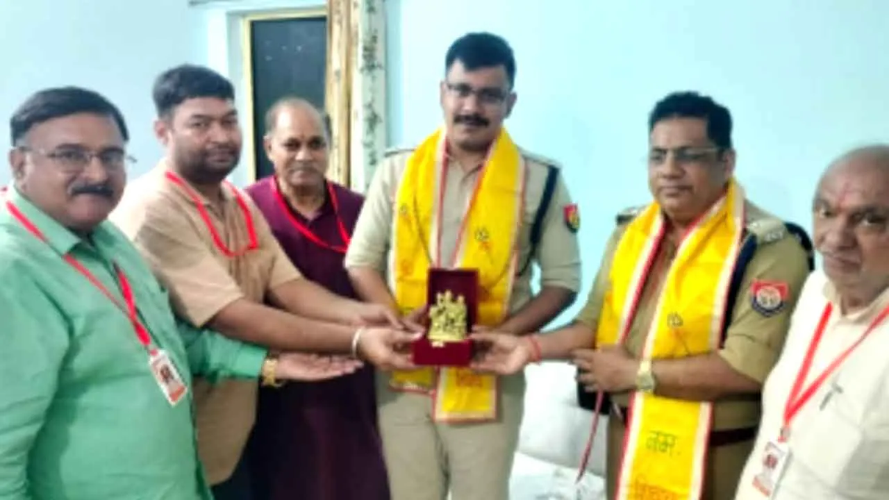 पुरा महादेव मंदिर समिति ने डीएम एंव एसपी क़ो किया सम्मानित