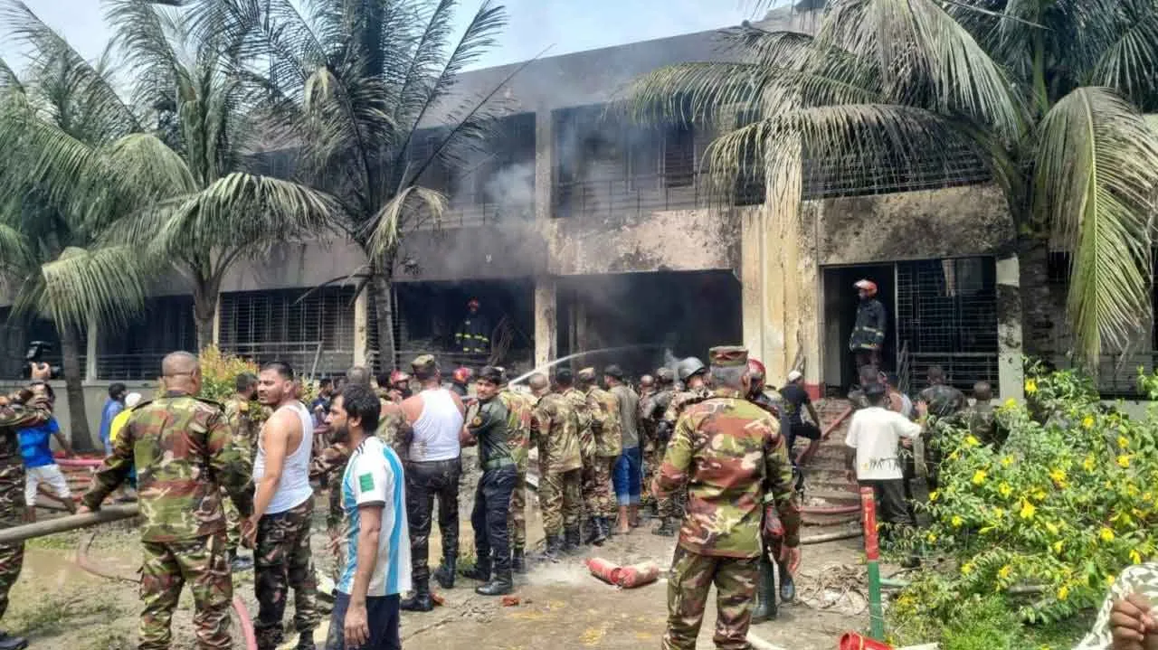 Bangladesh Air Force plane crashes: बांग्लादेश वायुसेना का चीन निर्मित विमान क्रैश, बड़ी संख्या में लोग हड़बड़ाए