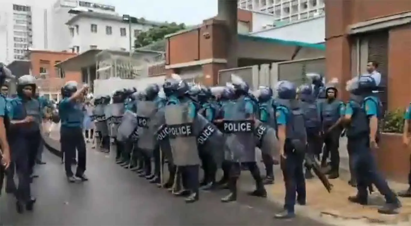 Bangladesh student protest: बांग्लादेश विमान हादसे में सड़कों पर उतरे छात्रों पर कार्रवाई को लेकर अवामी लीग भड़की