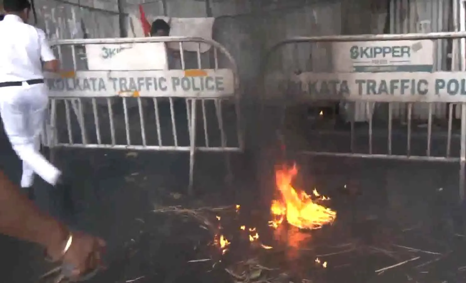 Bharat band: भारत बंद के दौरान प्रदर्शनकारियों को पुलिस ने हिरासत में लिया