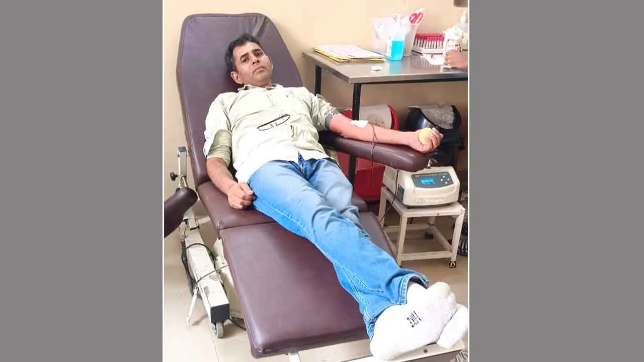 पीड़िता के इलाज के लिए किया रक्तदान