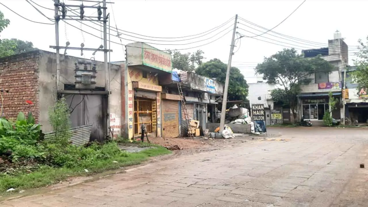 छछरौली बिलासपुर रोड पर छछरौली में नियमों का ताक पर रखकर खुला शराब का ठेका