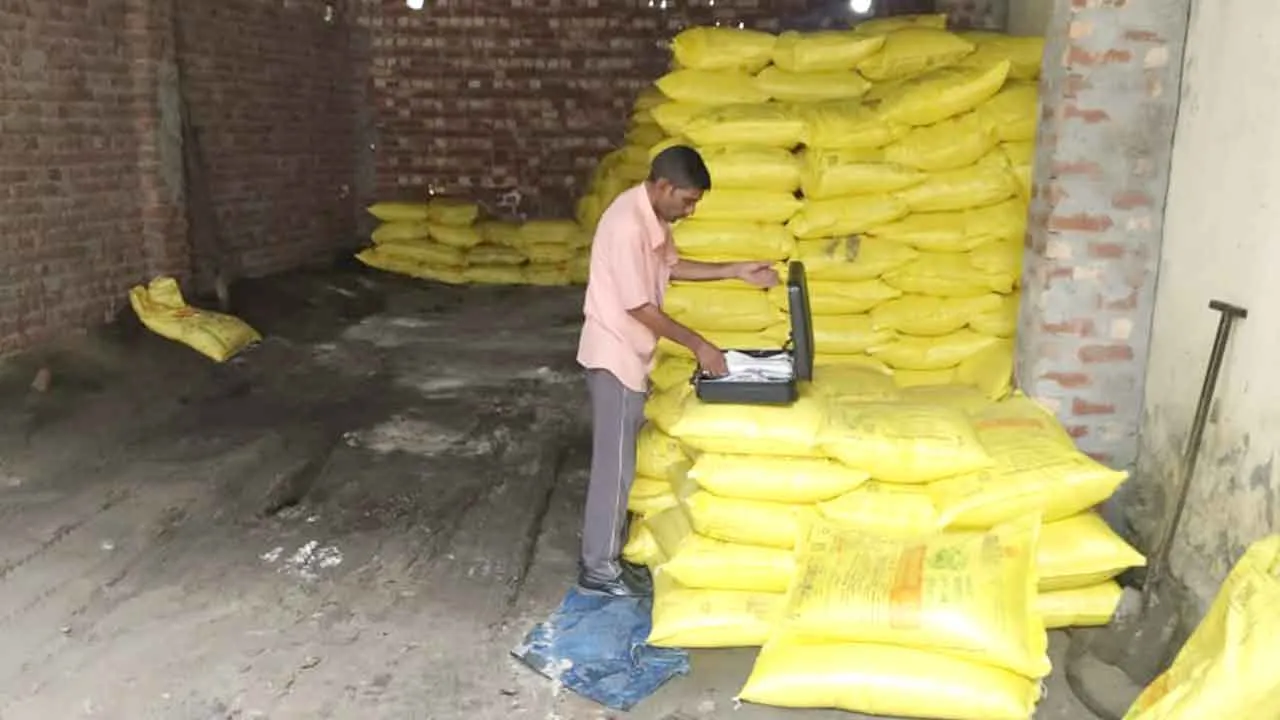 कृषि विभाग व बूडिया पुलिस की संयुक्त टीम ने थाना बुडिया क्षेत्र में अवैध रूप से बिना लाइसेंस के गोदाम में रखे 450 बैग यूरिया खाद बरामद किए
