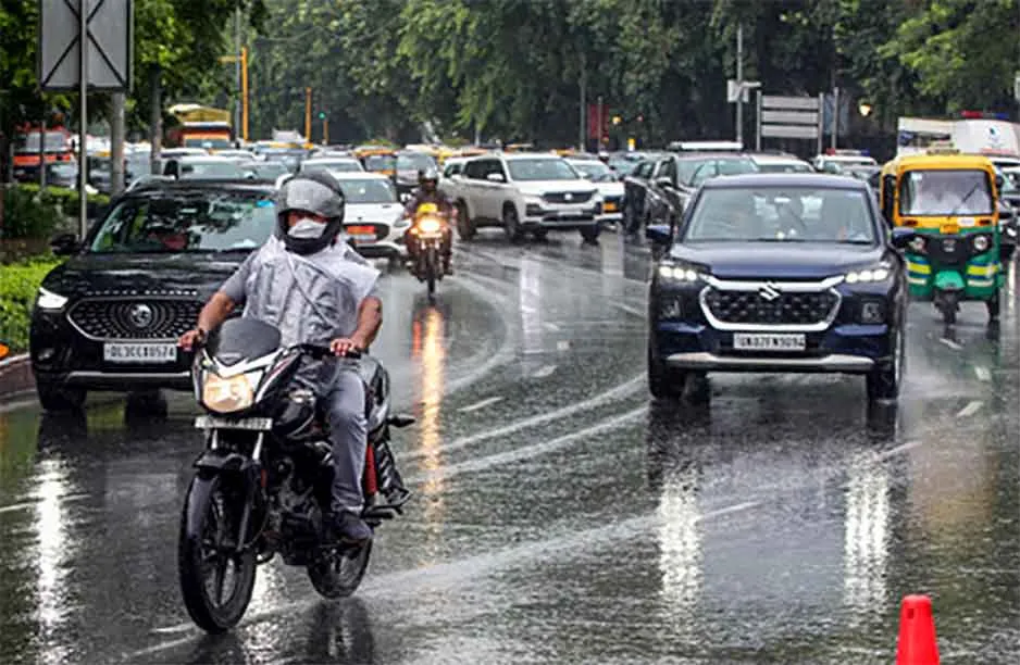 Delhi weather update: दिल्ली-एनसीआर में भारी बारिश, जलभराव और ट्रैफिक जाम से लोग परेशान