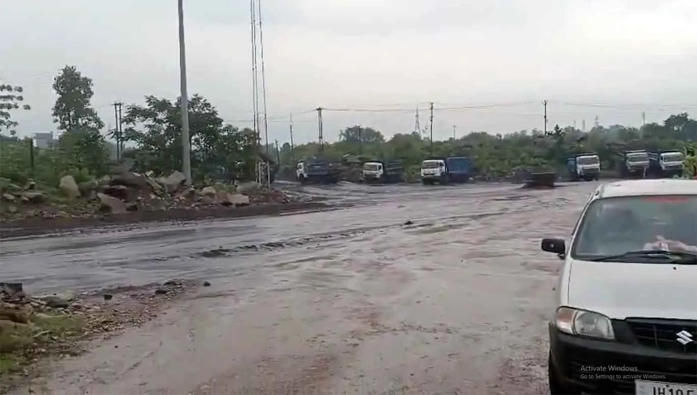 Dhanbad illegal mining accident: धनबाद में अवैध कोयला खनन के दौरान बड़ा हादसा, चाल धंसने से कई मजदूर दबे