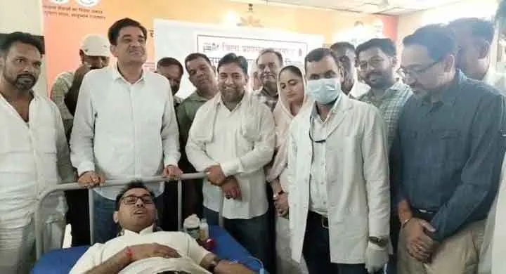 Blood Donation Camp: सामाजिक और राष्ट्रीय कर्तव्य निभाएं युवा : डॉ. खुशाल यादव