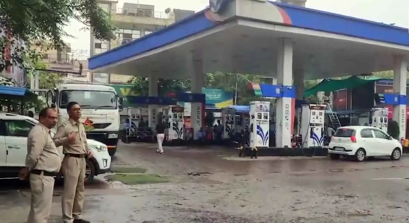 Fuel ban rules in Delhi: दिल्ली में पुराने वाहन वालों के लिए बुरी खबर! ये नया नियम हुआ लागू