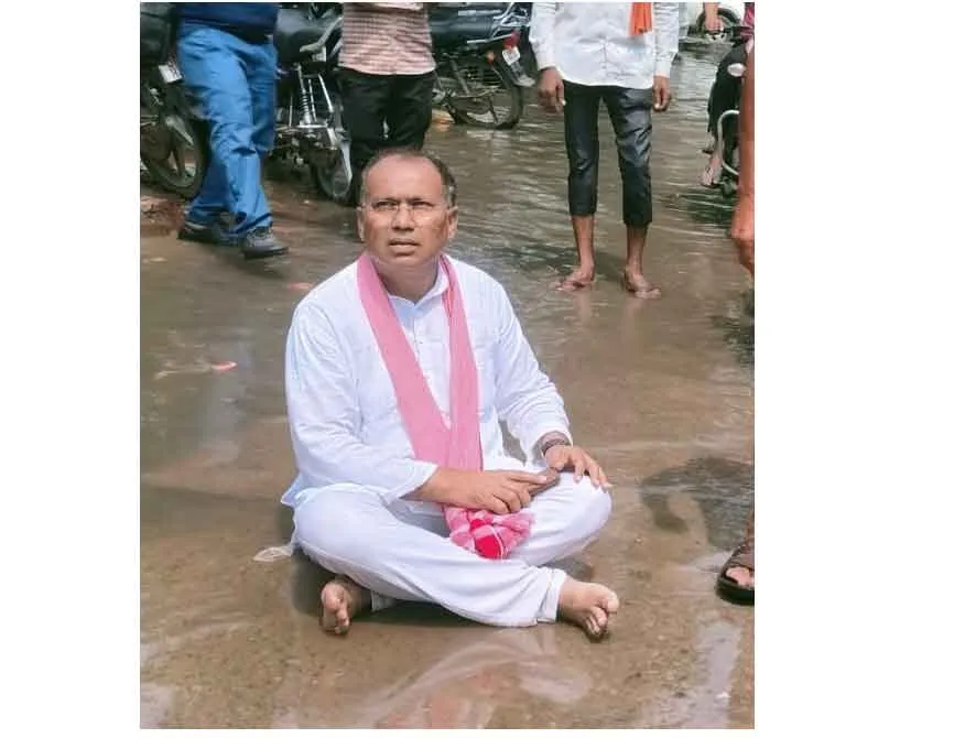 सपा विधायक जलभराव के विरोध में आधा घंटे तक बैठे रहे गंदे पानी में