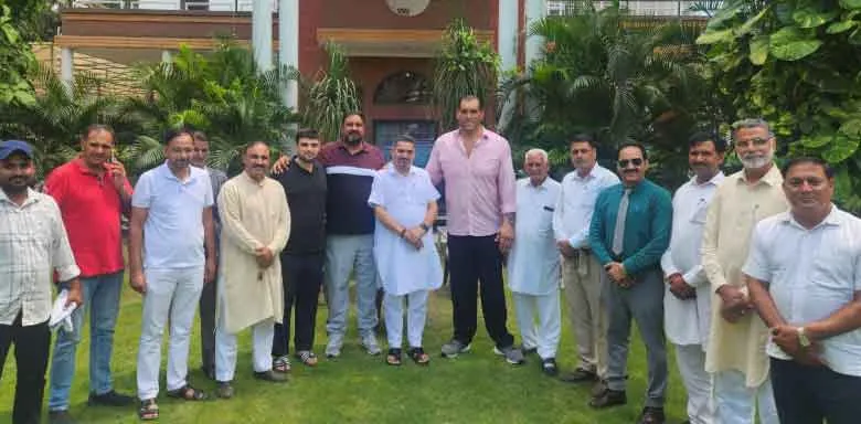 घरौंडा के कुटेल गांव में पहुंचे द ग्रेट खली