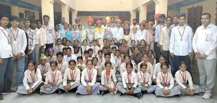 होनहार विद्यार्थी सम्मानित, निकाला विजयी जुलूस