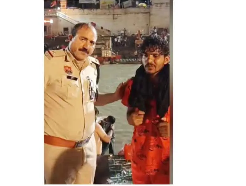 गुरुग्राम में कांवडिय़े की कांवड़ हुई खंडित तो पुलिस हरिद्वार उठवाकर लायी नई कांवड