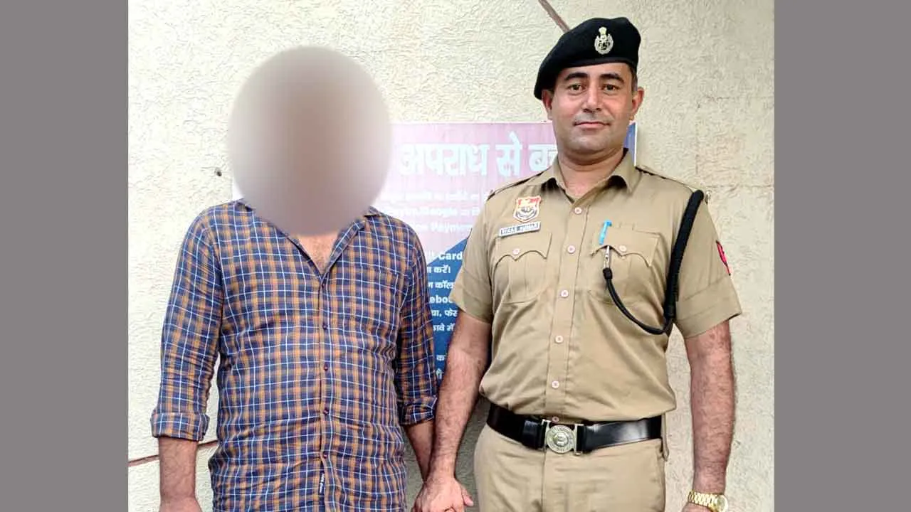 हाई सिक्योरिटी नंबर प्लेट के नाम पर ठगी करने में आरोपी गिरफ्तार