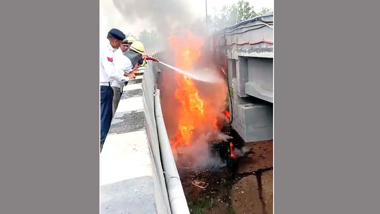 Gurugram Accident News: मुंबई एक्सप्रेस-वे पर 30 फीट नीचे गिरा कैमिकल से भरा ट्रक, लगी भीषण आग