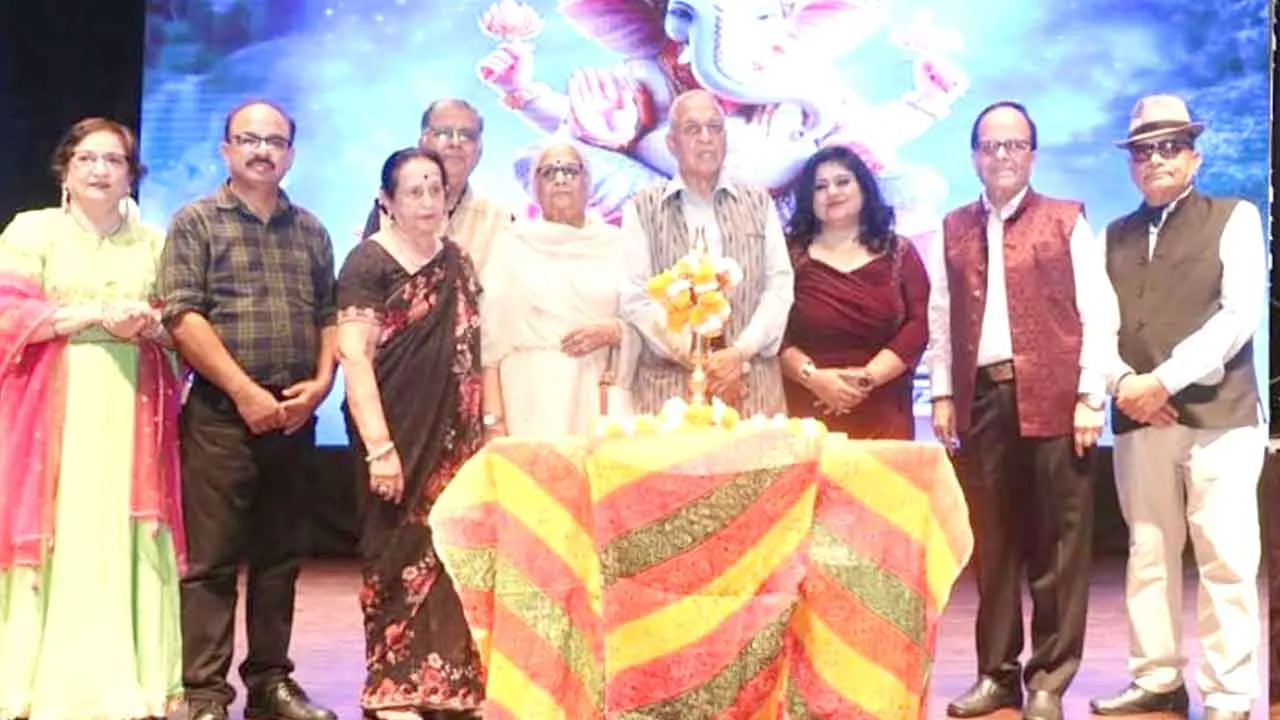 वरिष्ठ नागरिकों ने छेड़ी सुरों की तान, रैम्प पर भी बिखेरे जलवे
