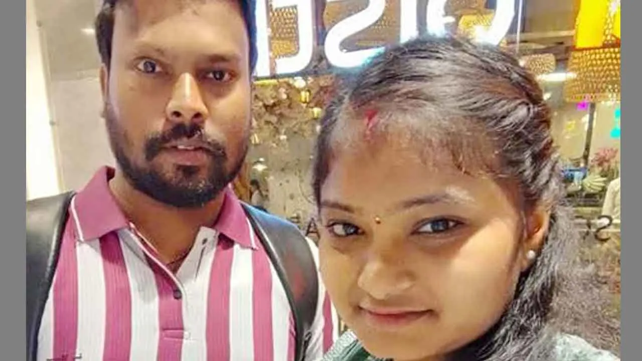 फिल्मी अंदाज में दंपत्ति छत पर कर रहे थे हंसी-मजाक, पत्नी की गिरकर मौत