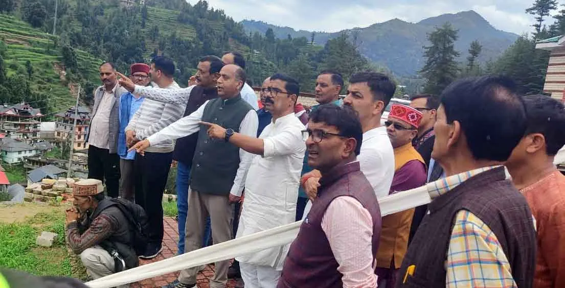 Himachal Pradesh Weather Update: आपदा से आई तबाही के 14 दिन बाद मंडी में खुले स्कूल, पूर्व सीएम बच्चों से मिले