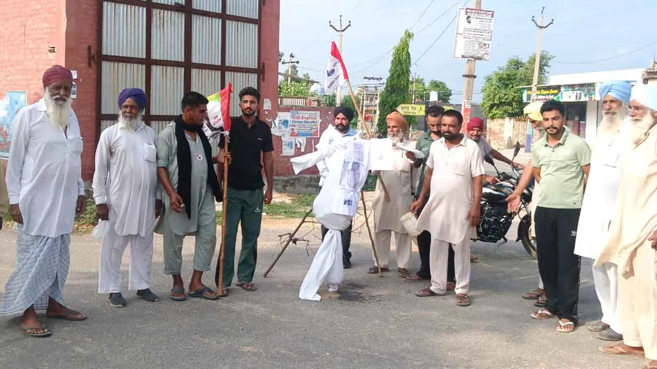 रोष!! किसानों ने प्रदर्शन कर जलाए पुतले