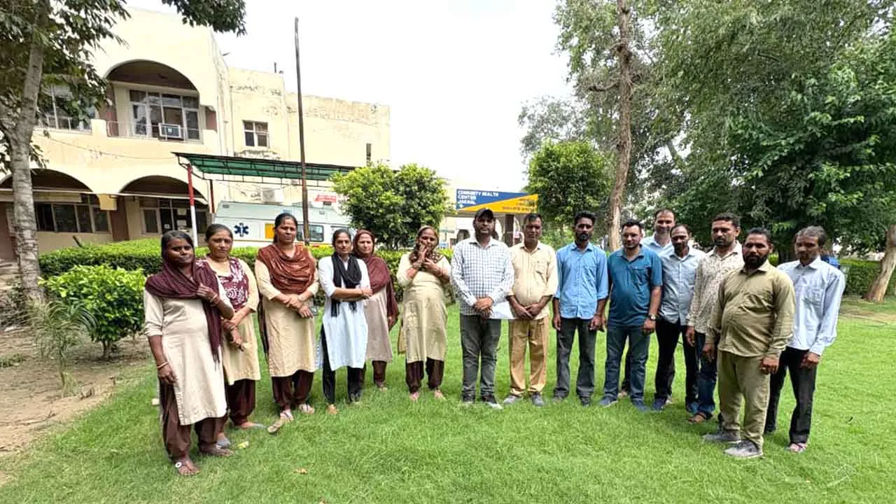 जॉब सुरक्षा के सर्विस रूल जारी करवाने के लिए अनुबंधित स्वास्थ्य कर्मचारियों ने की बैठक